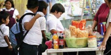 México prohíbe venta de comida chatarra en escuelas por esta razón principal