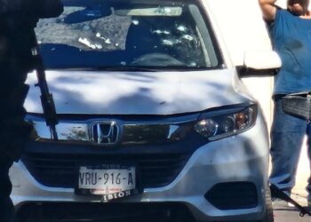 Uno de los vehículos tiroteados.