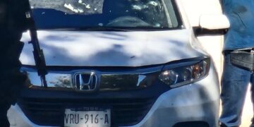 Uno de los vehículos tiroteados.