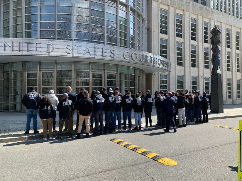 Foto de los federales exigiendo el máximo peso de la ley.