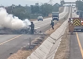 Reportan quema de vehículos y bloqueos de cuatro puntos carreteros en Guanajuato