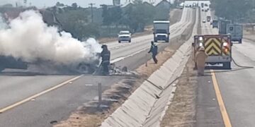 Reportan quema de vehículos y bloqueos de cuatro puntos carreteros en Guanajuato