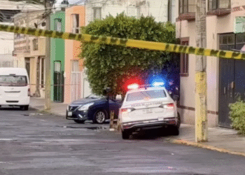 Agentes policiales llegaron al lugar del crimen.