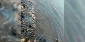 Se vuelve un infierno derrame de hidrocarburo en el litoral de Paraíso