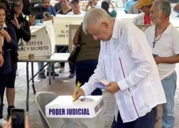 El expresidente Andrés Manuel López Obrador vota en las elecciones judiciales, Chiapas, México, 1 de junio de 2025.