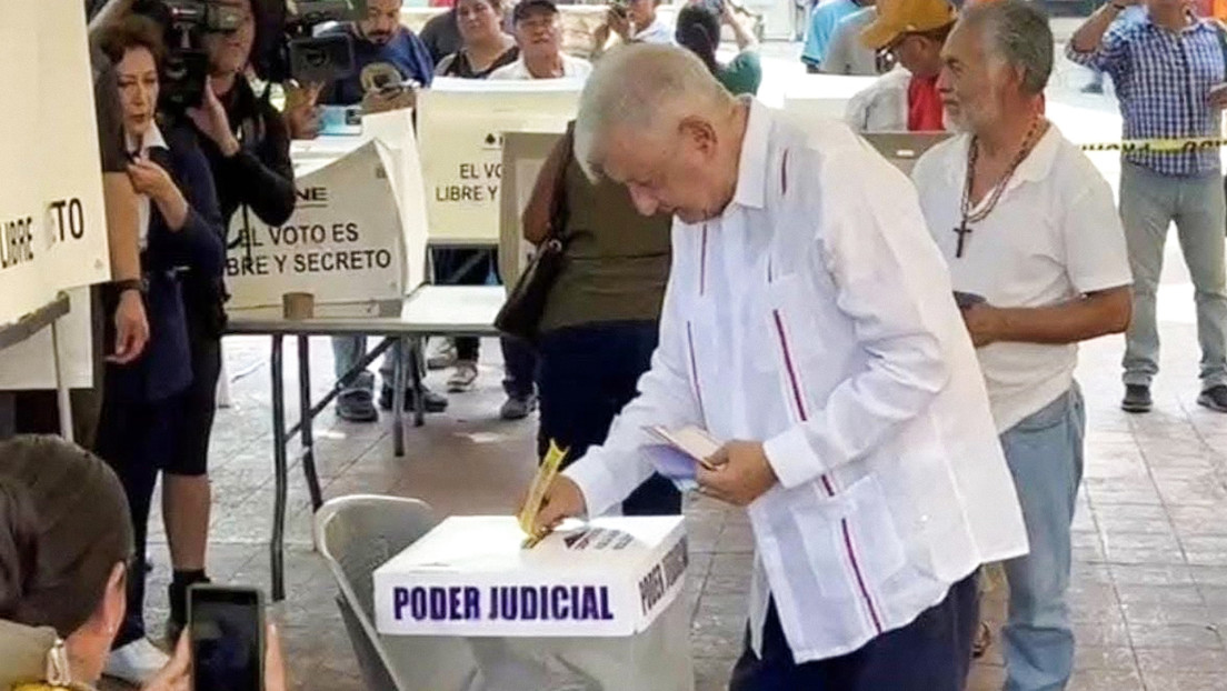 El expresidente Andrés Manuel López Obrador vota en las elecciones judiciales, Chiapas, México, 1 de junio de 2025.