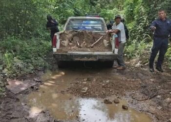 Civiles multados por autoridades de Chiapas al cubrir bache en calle de tierra