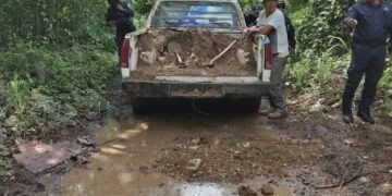 Civiles multados por autoridades de Chiapas al cubrir bache en calle de tierra