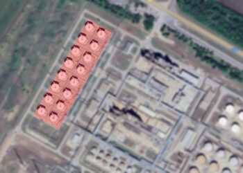 Nuevas imágenes satelitales de Dnipro Osint muestran que el sector occidental de la refinería de petróleo Novoshakhtinsky en la región de Rostov en Rusia ha quedado reducido a escombros después de ser atacado por drones kamikaze y misiles de crucero ucranianos: los incendios han dañado o destruido por completo 16 grandes tanques de combustible.