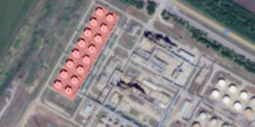 Nuevas imágenes satelitales de Dnipro Osint muestran que el sector occidental de la refinería de petróleo Novoshakhtinsky en la región de Rostov en Rusia ha quedado reducido a escombros después de ser atacado por drones kamikaze y misiles de crucero ucranianos: los incendios han dañado o destruido por completo 16 grandes tanques de combustible.