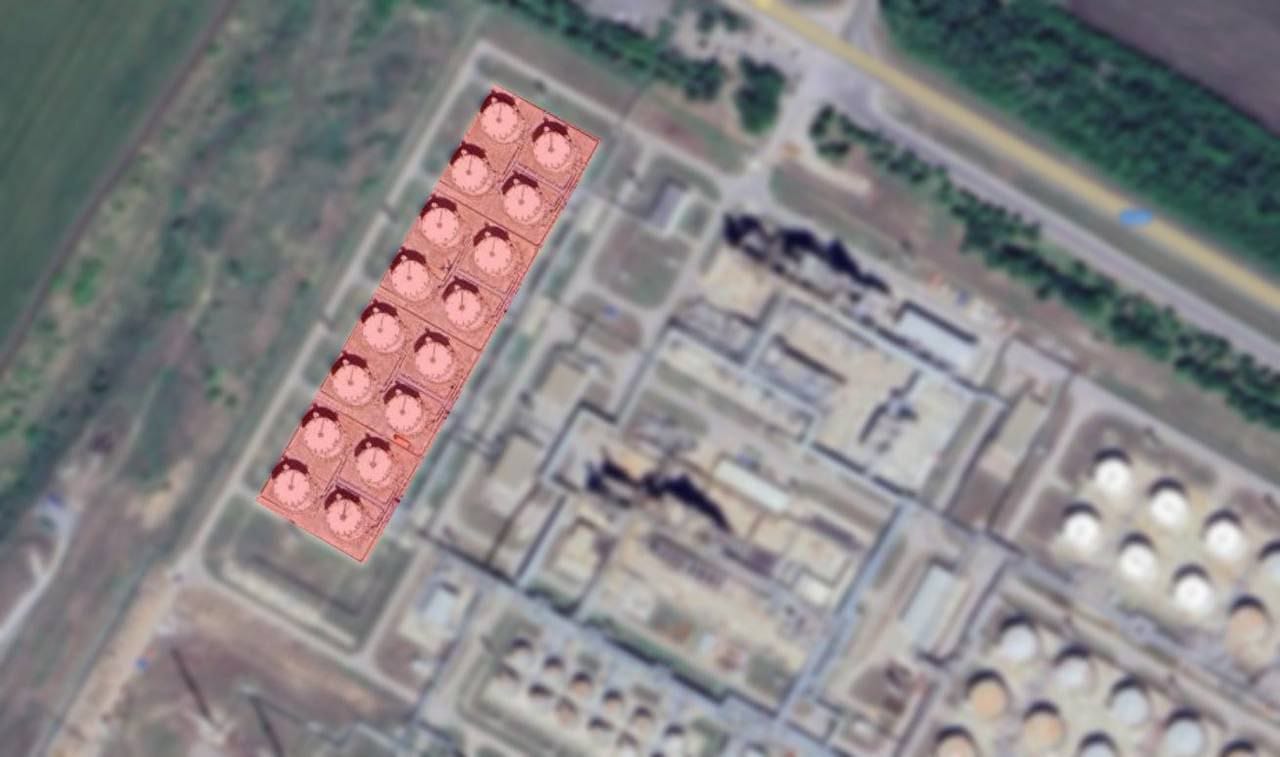 Nuevas imágenes satelitales de Dnipro Osint muestran que el sector occidental de la refinería de petróleo Novoshakhtinsky en la región de Rostov en Rusia ha quedado reducido a escombros después de ser atacado por drones kamikaze y misiles de crucero ucranianos: los incendios han dañado o destruido por completo 16 grandes tanques de combustible.