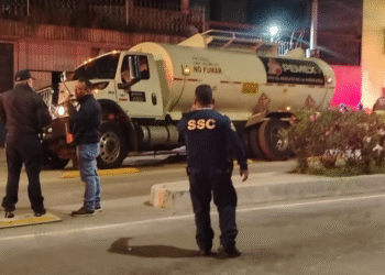 FOTOS Una pipa cargada con diésel cae en un socavón en Ciudad de México