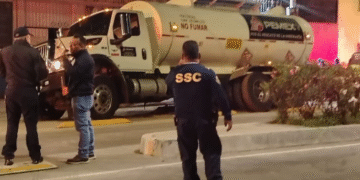 FOTOS Una pipa cargada con diésel cae en un socavón en Ciudad de México