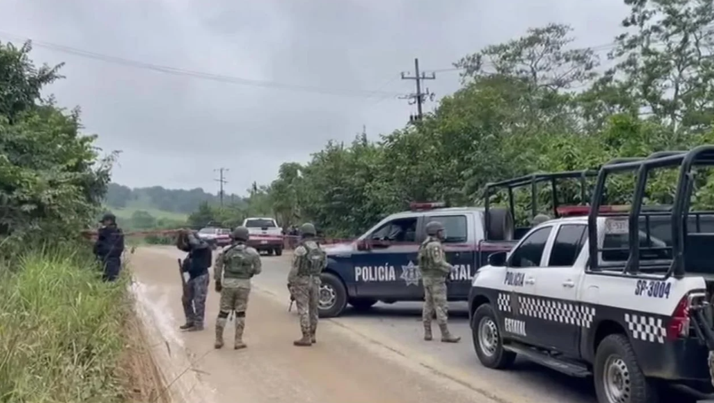 Autoridades realizan un operativo tras ataque a base policiaca.