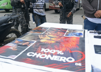 Una pancarta de "Los Choneros".