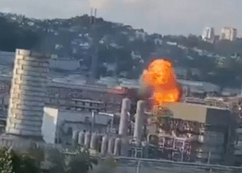 Refinería rusa de Bashkiria ubicada a 1400 km de distancia de Ucrania queda destruida