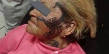Joven tatuó a su abuela en la cara para practicar en ella: La señora no sabía era permanente