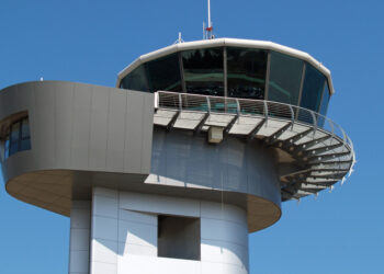 La siesta de un controlador aéreo deja a turistas varados en el aire