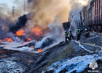 Choque entre camión y tren lleno de combustible provoca un “infierno” en Rusia
