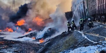 Choque entre camión y tren lleno de combustible provoca un “infierno” en Rusia