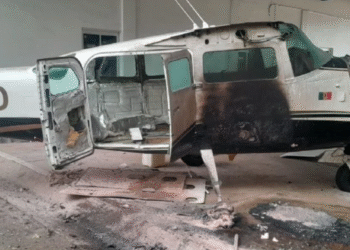 Fue incendiada avioneta en autopista privada de Parácuaro; FGE presume posible ataque directo del CJNG