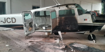 Fue incendiada avioneta en autopista privada de Parácuaro; FGE presume posible ataque directo del CJNG