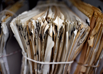 ARCHIVO - Expedientes de la Stasi, la policía política de la extinta República Democrática Alemana (RDA), conservados en el Archivo Federal de Alemania. Foto: Britta Pedersen/dpa-Zentralbild/dpa Crédito: Britta Pedersen/dpa-Zentralbild/dpa