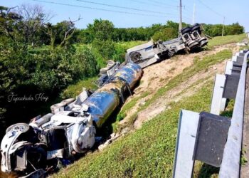 Camión cisterna vuelca y provoca derrame de gasolina en la carretera Tonalá – Pijijiapan