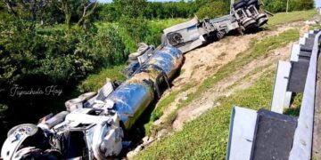 Camión cisterna vuelca y provoca derrame de gasolina en la carretera Tonalá – Pijijiapan