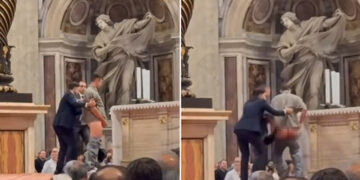VIDEO Hombre orina en un altar de la basílica de San Pedro del Vaticano en plena misa