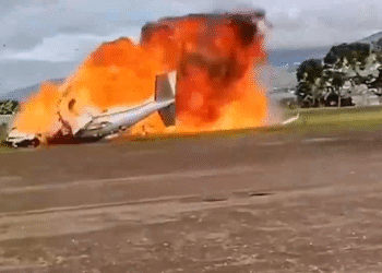 VIDEO Una avioneta se incendia tras estrellarse contra el asfalto