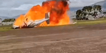 VIDEO Una avioneta se incendia tras estrellarse contra el asfalto