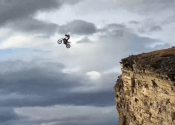 VIDEOS Temerario salto en moto al abismo