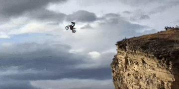 VIDEOS Temerario salto en moto al abismo