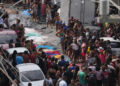 Vecinos miran los cuerpos de las personas asesinadas el día anterior durante un operativo policial. Favela Complexo da Penha en Río de Janeiro, 29 de octubre de 2025.