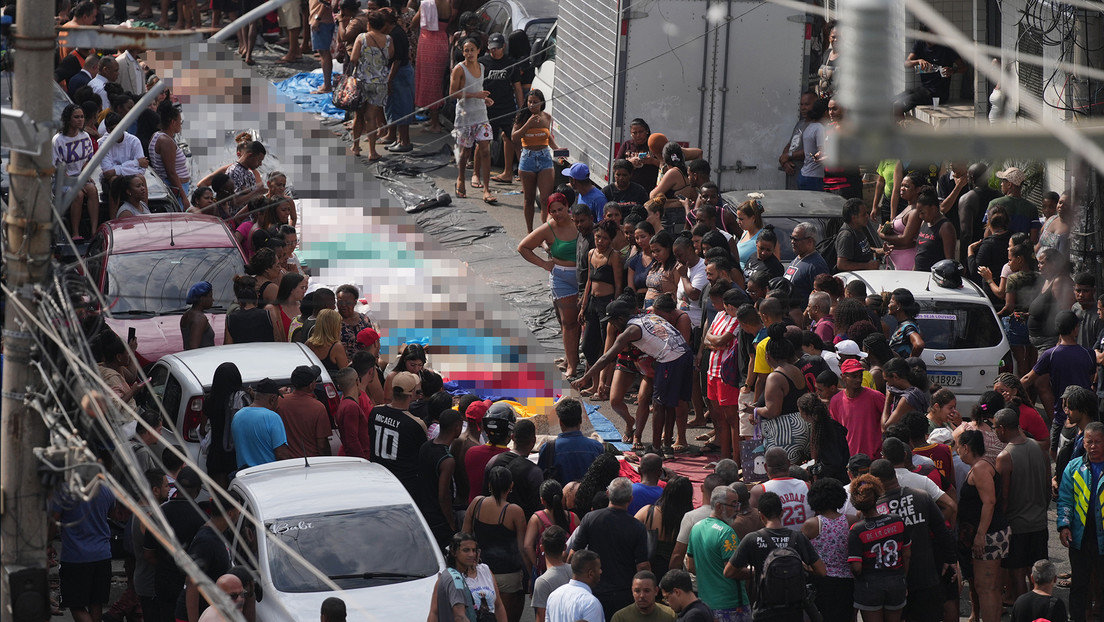 Vecinos miran los cuerpos de las personas asesinadas el día anterior durante un operativo policial. Favela Complexo da Penha en Río de Janeiro, 29 de octubre de 2025.