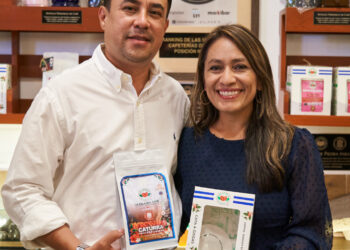 Los fundadores Delafinca Coffee, Heberto Rivas y Mayerling Gurdián orgullosos de producir uno de los mejores cafés del mundo. Ayer celebraron por lo alto el día internacional del café.