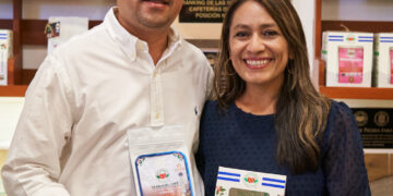 Los fundadores Delafinca Coffee, Heberto Rivas y Mayerling Gurdián orgullosos de producir uno de los mejores cafés del mundo. Ayer celebraron por lo alto el día internacional del café.