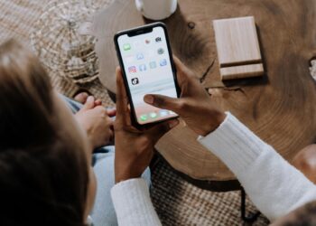 Cómo chatean los latinos: cuáles son sus apps favoritas y cómo esto influye en las marcas