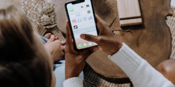 Cómo chatean los latinos: cuáles son sus apps favoritas y cómo esto influye en las marcas