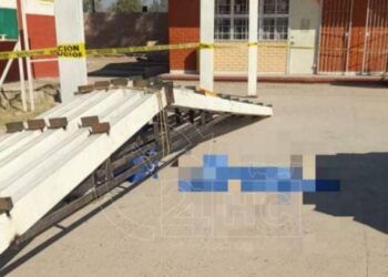 Menor de seis años fallece tras caerle estructura metálica en escuela de Coahuila