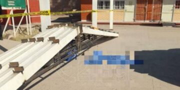 Menor de seis años fallece tras caerle estructura metálica en escuela de Coahuila