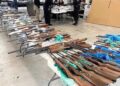 Autoridades de EEUU impiden el tráfico de más de 400 armas a México; Padre e hijo detenidos