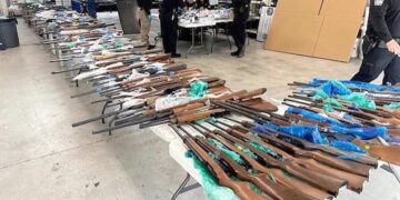 Autoridades de EEUU impiden el tráfico de más de 400 armas a México; Padre e hijo detenidos