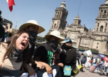 Madre de menor de edad detenido en marcha de la Gen Z estará denunciando por tortura a policías de Brugada