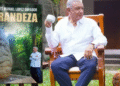 AMLO junto a la portada de su libro.