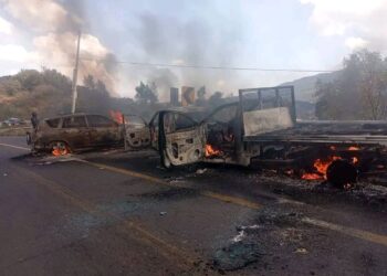 Fuertes bloqueos carreteros registrados en Michoacán por narcos