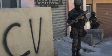 Desvelan el represivo ‘código para mujeres’ que imponen las megabandas en Brasil