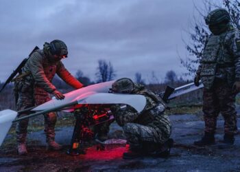 Tropas ucranianas preparando un dron para lanzarlo a Rusia.