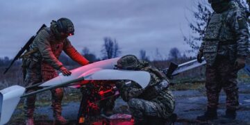 Tropas ucranianas preparando un dron para lanzarlo a Rusia.